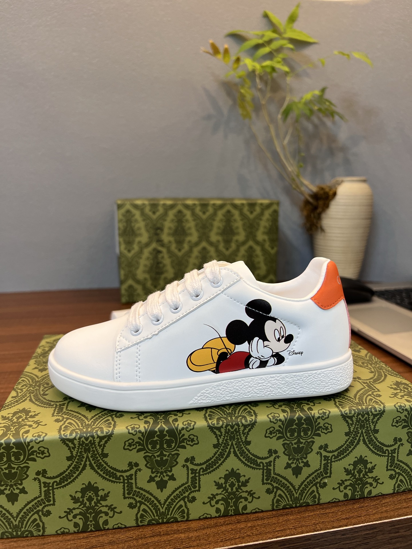 Children's shoes child